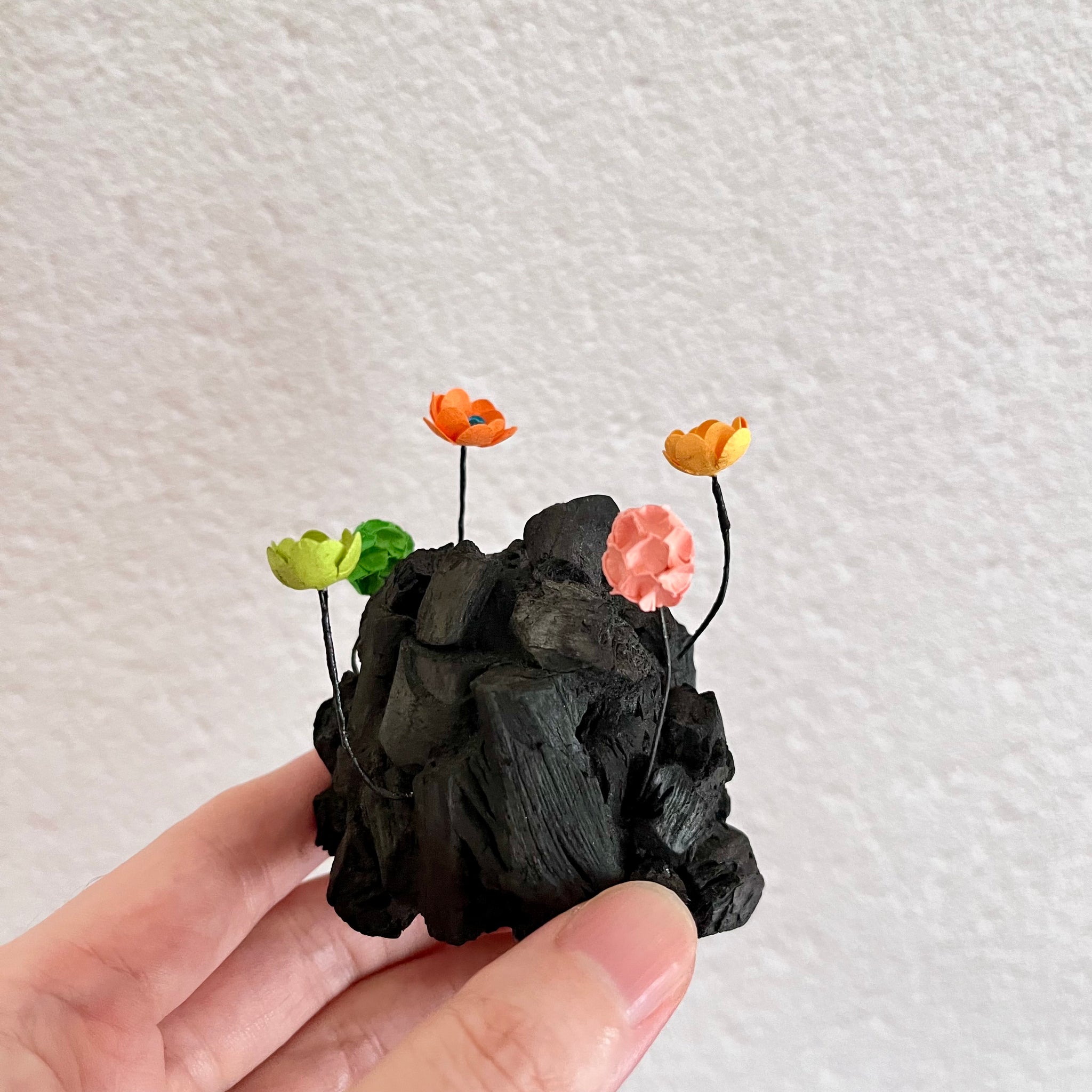 炭オブジェ ／ カラフルフラワー｜櫂の炭（カイノスミ） – CHOOSEBASE