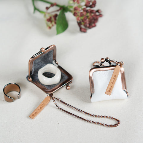 Des Ailes（デゼル） 持ち歩ける【大きめ】本革リングケース（白）| 出先での指輪の保管に | 遺骨リングケースとしても｜Des Ailes（デゼル）