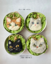 画像をギャラリービューアに読み込む, 存在感ある大きめ猫ストラップ（Lサイズ）｜手作り羊毛フェルト（茶トラ白）｜たろじろ
