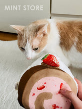 画像をギャラリービューアに読み込む, 苺のチョコロールケーキ猫キッカー｜MINT STORE（ミントストア）
