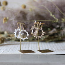 画像をギャラリービューアに読み込む, crown of baby's breath -mini single- (white/gold)（ピアス/イヤリング）｜FT2 works（エフティーツーワークス）
