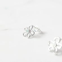画像をギャラリービューアに読み込む, フラワーオパール スタッドピアス（シルバー925／ロジウムプレーティング）｜SMUK（スムーク）
