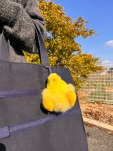 画像をギャラリービューアに読み込む, ベビーアルパカの天然皮革 ひよこ ぬいぐるみチャーム｜ペルー職人手仕事・一点もの
