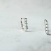 画像をギャラリービューアに読み込む, オパールツインクルカーブハギーピアス（シルバー925／ロジウムプレーティング）｜SMUK（スムーク）
