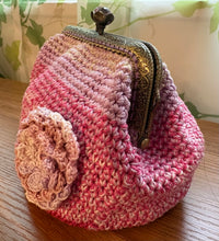 画像をギャラリービューアに読み込む, グラデーションピンクポーチ　ガーベラ付き｜M'S  CROCHET（エムズクロシェット）
