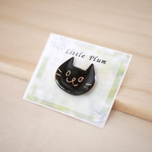 画像をギャラリービューアに読み込む, ごきげんな猫のちいさなブローチ　くろ｜Little Plum（リトルプラム）
