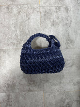 画像をギャラリービューアに読み込む, triangle velvet ribbon bag medium｜GONGON.crochet（ゴンゴンクロシェ）
