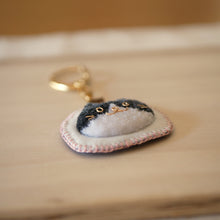 画像をギャラリービューアに読み込む, 和み猫のキーホルダー　ハチワレの顔｜Little Plum（リトルプラム）
