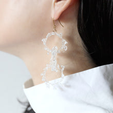 画像をギャラリービューアに読み込む, crown of baby&#39;s breath -mini triple- (white/gold)（ピアス/イヤリング）｜FT2 works（エフティーツーワークス）｜FT2 works（エフティーツーワークス）｜FT2 works（エフティーツーワークス）
