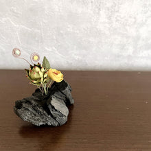 画像をギャラリービューアに読み込む, 炭オブジェ／穏やかな色味の花を添えて｜櫂の炭（カイノスミ）
