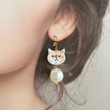 画像をギャラリービューアに読み込む, 笑うように眠るネコ・むうすけの耳飾り｜maltamarie（マルタマリエ）
