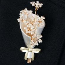 画像をギャラリービューアに読み込む, ビーズの花束ブローチ　=レースフラワーのブーケ= | 普段使いからフォーマルまで◎| 卒業式や入学式のコサージュとして | バッグチャームとしても | 誕生日 | 記念日 | お祝い | お礼 | 先輩へ | 母の日 | 敬老の日 | ｜Des Ailes（デゼル）
