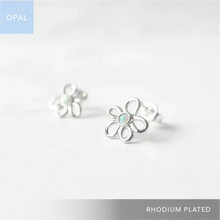 画像をギャラリービューアに読み込む, フラワーオパール スタッドピアス（シルバー925／ロジウムプレーティング）｜SMUK（スムーク）
