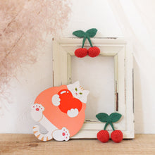 画像をギャラリービューアに読み込む, 猫雑貨・木製プレート＆コースター【ねこまみれ　推し色　赤】｜Ten＆O Art+Craft（テンアンドオー　アートクラフト）
