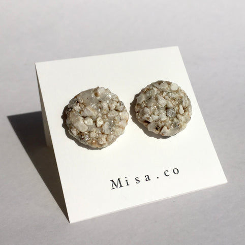 Misa.co 【一点物】灰白色グレー珪砂/陶器ピアス｜Misa.co（ミサコ）