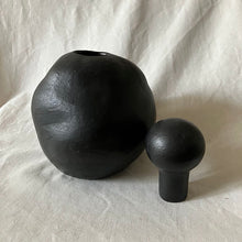 画像をギャラリービューアに読み込む, 黒い蓋つき花瓶｜とうげい hanaga（トウゲイ　ハナガ）
