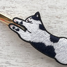 画像をギャラリービューアに読み込む, へそ天で眠るネコ・ぐりの髪飾り｜maltamarie（マルタマリエ）
