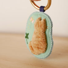 画像をギャラリービューアに読み込む, ちょうちょを眺める　和み猫のキーホルダー　茶とら｜Little Plum（リトルプラム）
