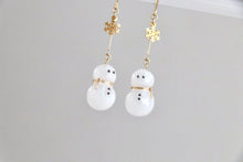 画像をギャラリービューアに読み込む, 雪だるまと雪の結晶の揺れるピアス・イヤリング　Snowman｜Lab407（ラボヨンマルナナ）

