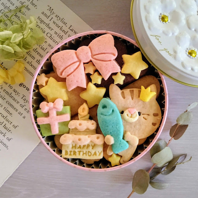 さりげないギフトに。気分が上がるおしゃれで個性的なクッキー缶特集