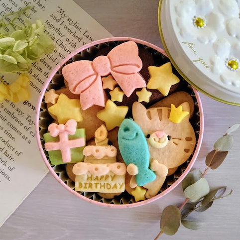 Patisserieシュシュ 手のひら缶/きみと季節のとなりに「HappyBirthday」ねこ｜Patisserieシュシュ（パティスリーシュシュ）