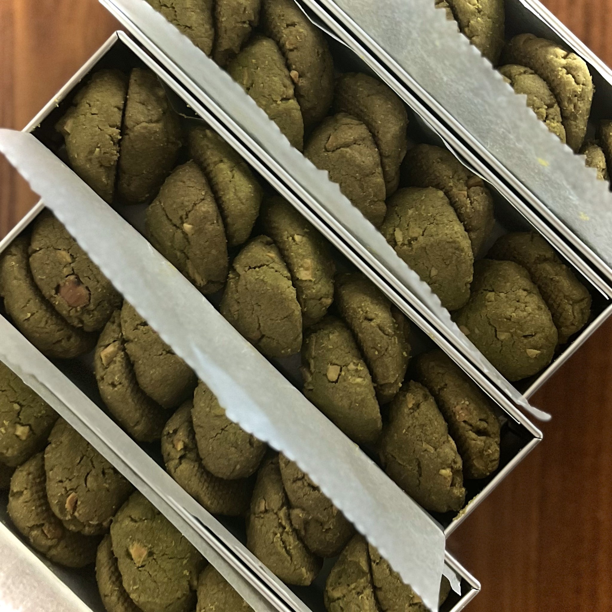 さりげないギフトに。気分が上がるおしゃれで個性的なクッキー缶特集 