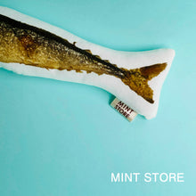 画像をギャラリービューアに読み込む, ごちそう秋刀魚キッカー 猫用【復刻版】｜MINT STORE（ミントストア）
