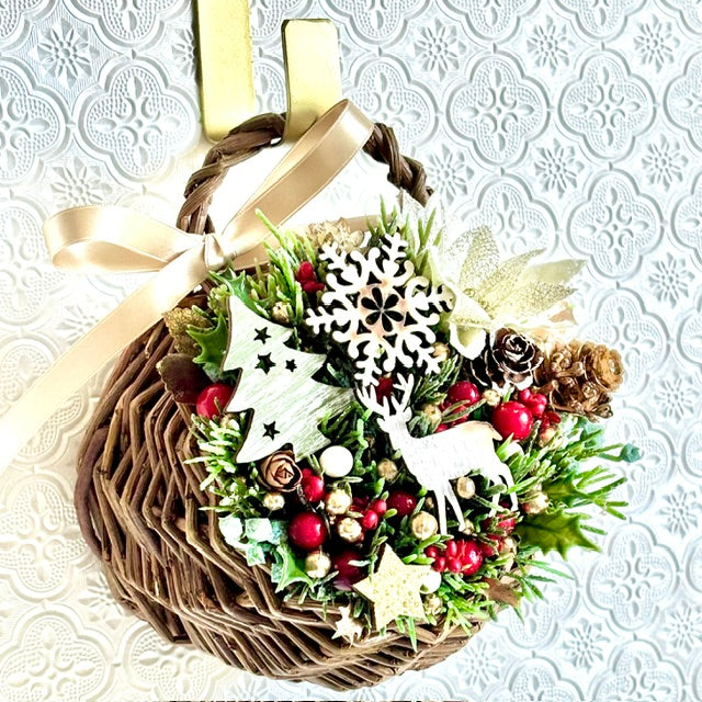 ポインセチアとツリーとトナカイの壁掛けクリスマスアレンジメント