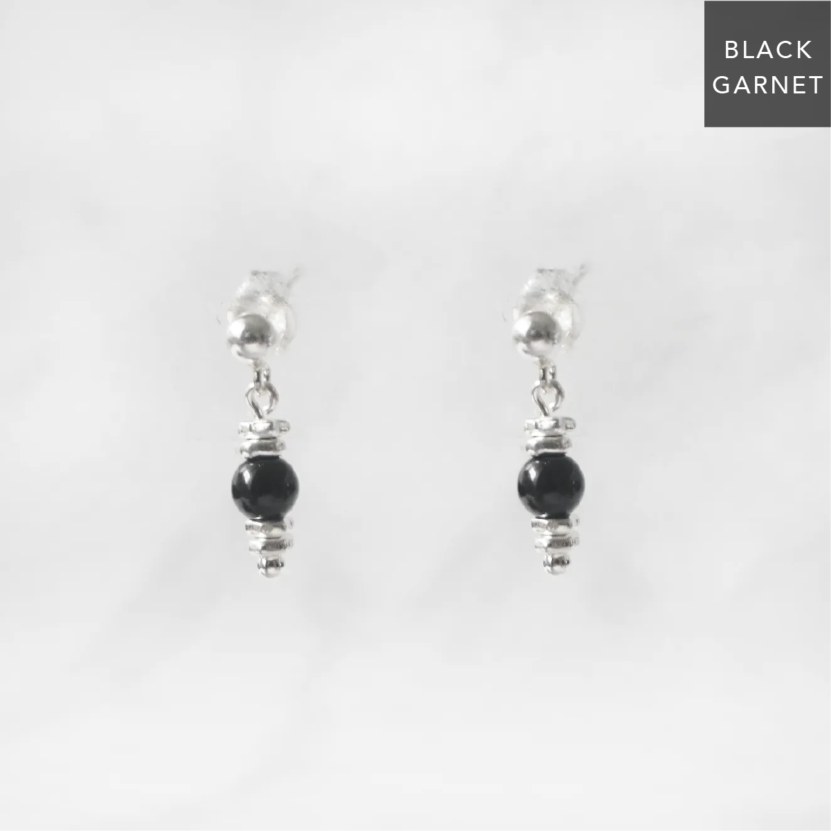 ブラックガーネット・シルバー925ダングルピアス｜SMUK（スムーク）