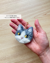 画像をギャラリービューアに読み込む, 羊毛フェルトの存在感ある猫ストラップ M（ハチワレ）｜たろじろ

