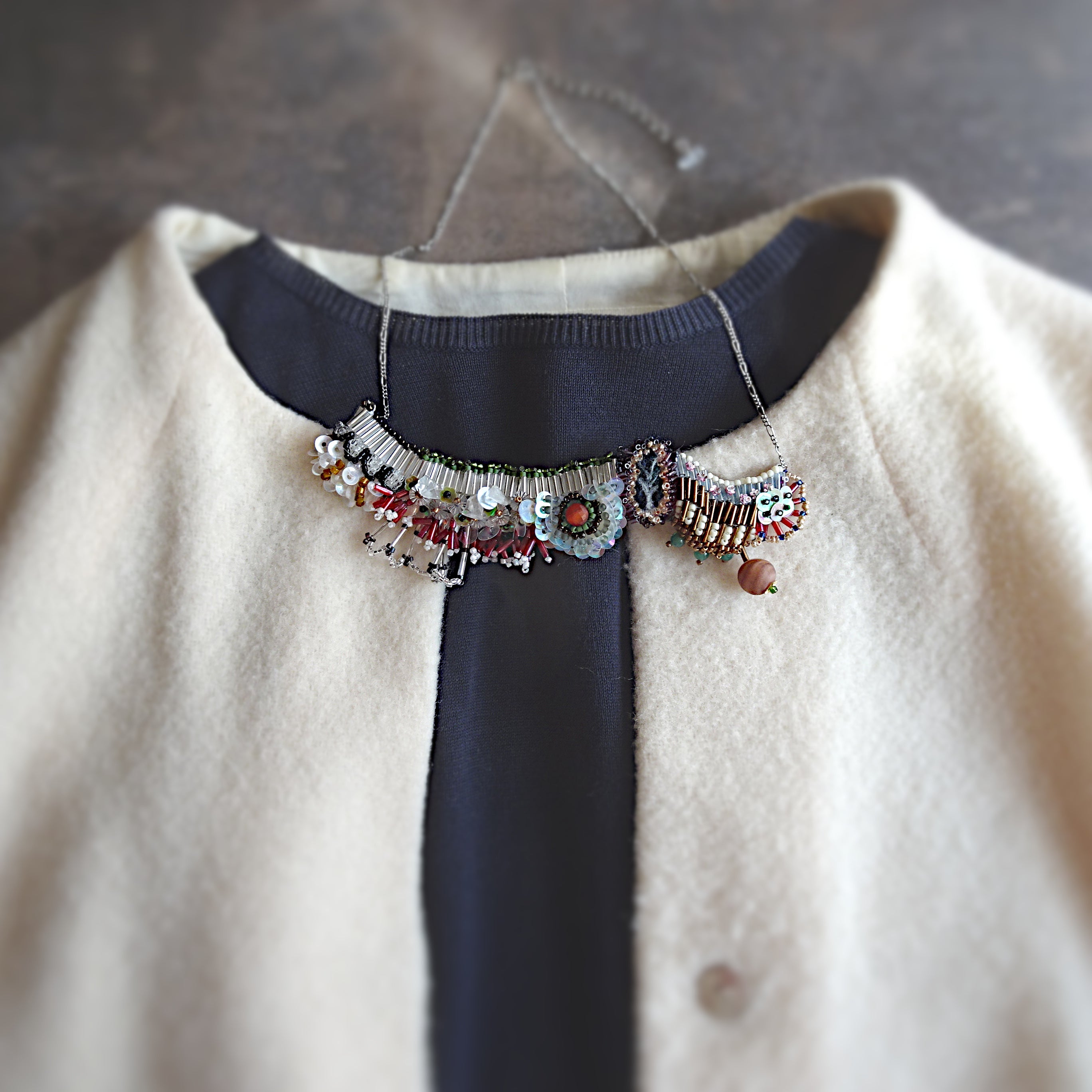 冬の街//立体刺繍ネックレス｜hanmmmo（ハンモ）