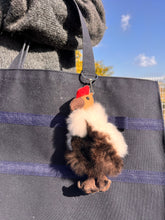 画像をギャラリービューアに読み込む, ベビーアルパカの天然皮革 コンドル ぬいぐるみチャーム｜ペルー職人手仕事・一点もの
