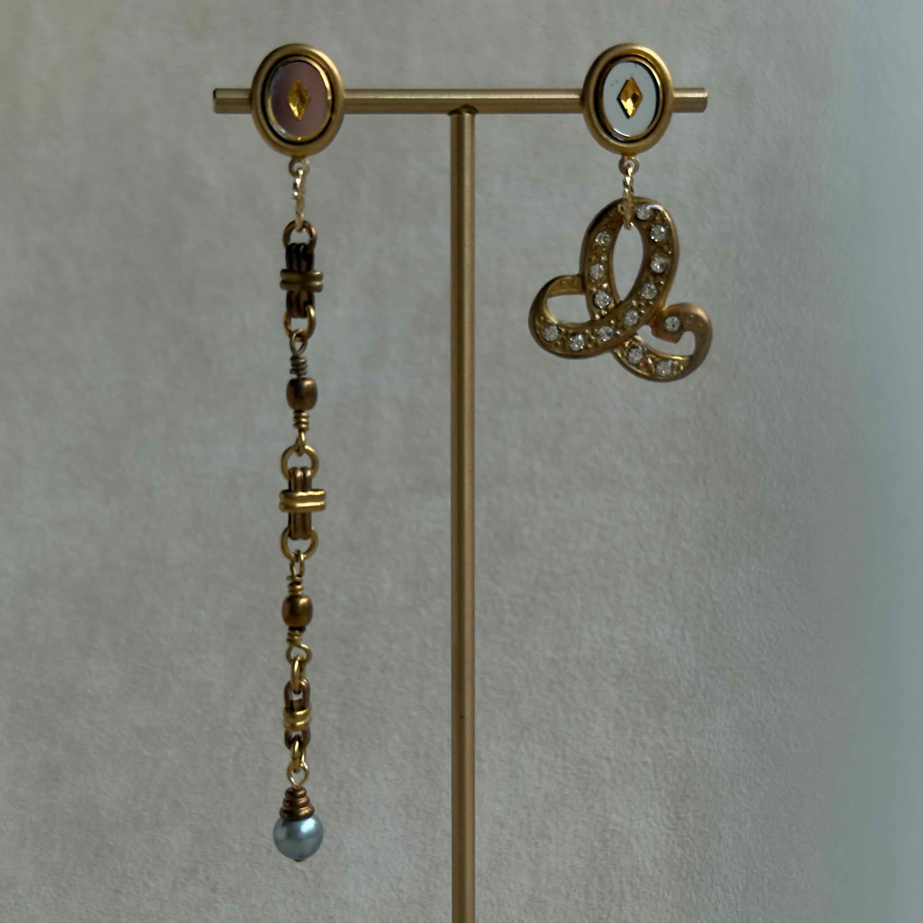 【ピアス】静かな季節に輝きを灯す、シルバーブルーとリボンのアシンメトリーピアス｜ERIKOART（エリコアート）