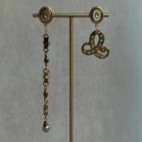 ERIKOART 【ピアス】静かな季節に輝きを灯す、シルバーブルーとリボンのアシンメトリーピアス｜ERIKOART（エリコアート）