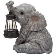 画像をギャラリービューアに読み込む, ソーラーランプを鼻で持ち上げる赤ちゃんゾウ｜WooBia（ウービア）
