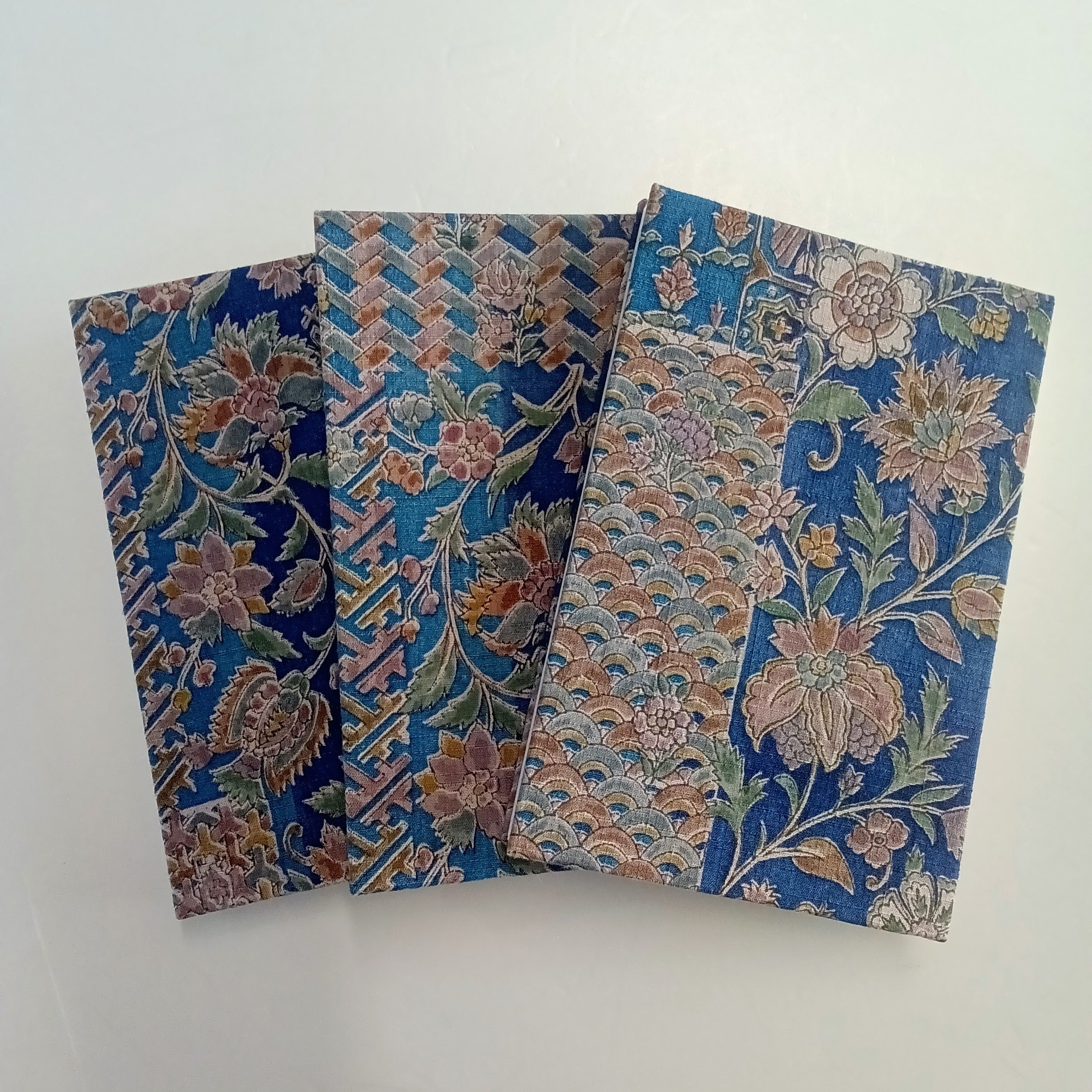 手染めきもの生地御朱印帳　江戸更紗裂取(青)｜染の里おちあい（ソメノサトオチアイ）