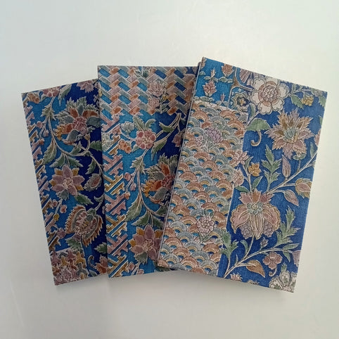 染の里おちあい 手染めきもの生地御朱印帳　江戸更紗裂取(青)｜染の里おちあい（ソメノサトオチアイ）