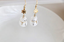 画像をギャラリービューアに読み込む, 雪だるまと雪の結晶の揺れるピアス・イヤリング　Snowman｜Lab407（ラボヨンマルナナ）
