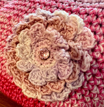画像をギャラリービューアに読み込む, グラデーションピンクポーチ　ガーベラ付き｜M'S  CROCHET（エムズクロシェット）
