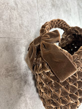 画像をギャラリービューアに読み込む, triangle velvet ribbon bag medium｜GONGON.crochet（ゴンゴンクロシェ）
