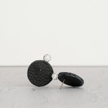 画像をギャラリービューアに読み込む, リアルレザーとクリスタルガラスが上品に耳に寄り添うピアス｜BLANCHE NEIGE（ブランシュネージュ）

