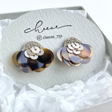 画像をギャラリービューアに読み込む, 刺繍ピアス／イヤリング　「踊り子」べっこう｜cheese（チーズ）
