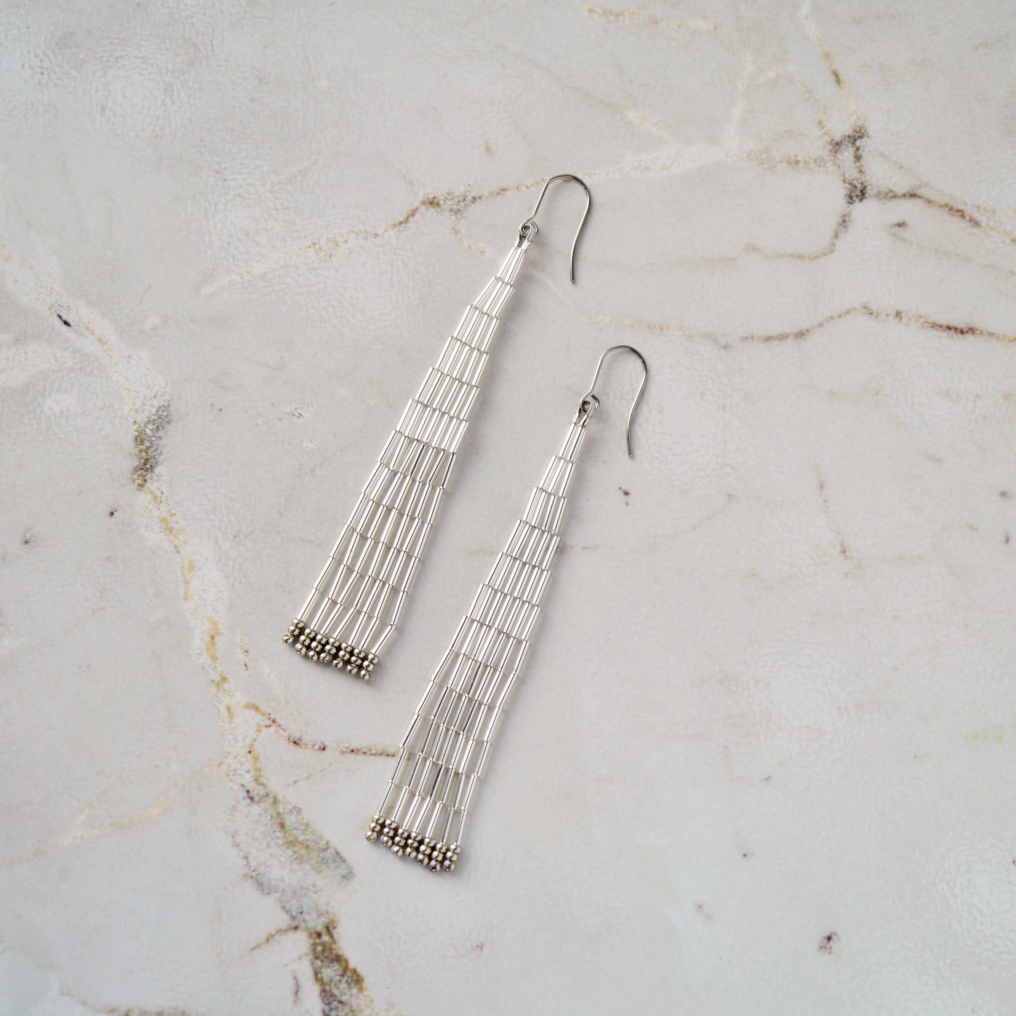 シルバーのロングビーズフリンジピアス / イヤリング  ｜Ahki Beadwork（アーキービーズワーク）