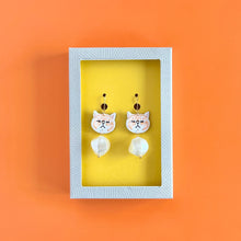 画像をギャラリービューアに読み込む, 笑うように眠るネコ・むうすけの耳飾り｜maltamarie（マルタマリエ）
