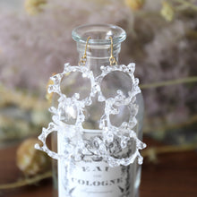 画像をギャラリービューアに読み込む, crown of baby&#39;s breath -mini triple- (white/gold)（ピアス/イヤリング）｜FT2 works（エフティーツーワークス）｜FT2 works（エフティーツーワークス）｜FT2 works（エフティーツーワークス）
