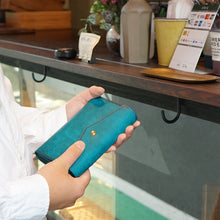 画像をギャラリービューアに読み込む, 「カードが立つ／小銭が広がる」小さい長財布 stand up wallet GA/ graffi（スタンドアップウォレットGA/ グラフィー）｜STUDIUM（ストゥディウム）
