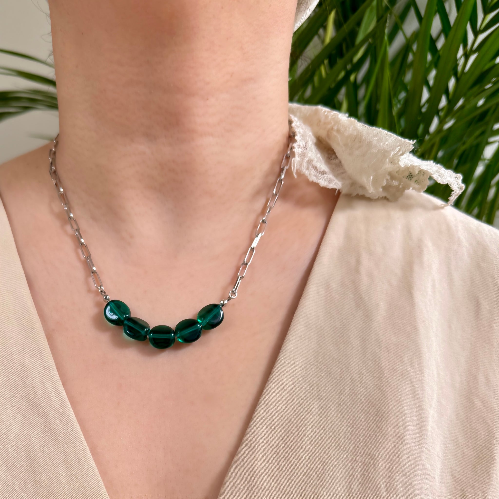 ネックレス】ヴィンテージビーズが輝くグリーンの差し色ネックレス