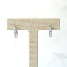 画像をギャラリービューアに読み込む, オパールツインクルカーブハギーピアス（シルバー925／ロジウムプレーティング）｜SMUK（スムーク）
