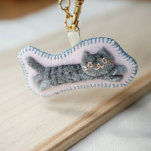 画像をギャラリービューアに読み込む, 和み猫のバッグチャーム　灰とら　ながのび｜Little Plum（リトルプラム）
