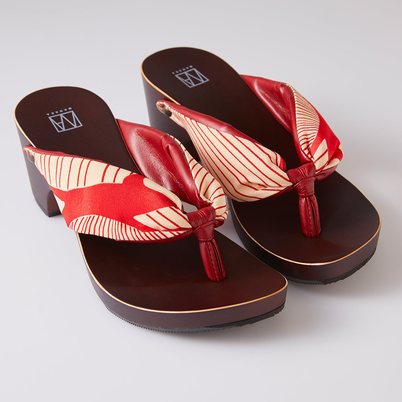 波柄ヒール下駄（台：ブラウン）：6.5cmヒール｜MANAKA（マナカ）